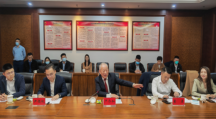 嚴(yán)介和理事長(zhǎng)應(yīng)邀同內(nèi)蒙古鄂爾多斯市委常委、伊金霍洛旗委書(shū)記華瑞鋒會(huì)談（2）.jpg