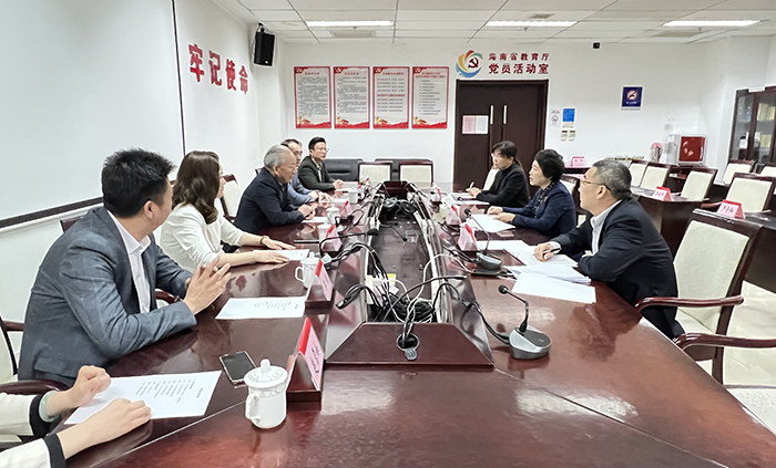 12月7日 嚴(yán)介和理事長與海南省教育廳黨委書記、廳長曹獻(xiàn)坤會談 (3).jpg
