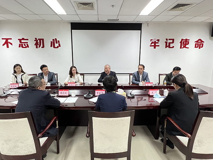 12月7日 嚴(yán)介和理事長與海南省教育廳黨委書記、廳長曹獻(xiàn)坤會談 (1).jpg