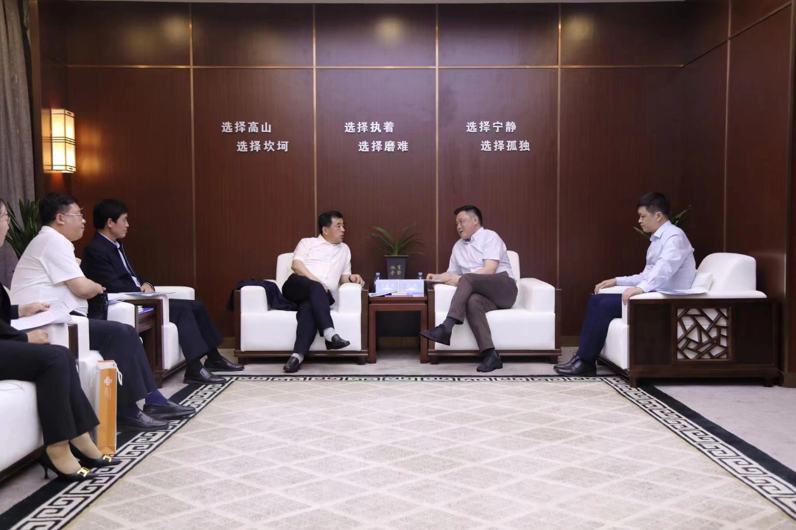 20230605嚴(yán)昊主席與遼寧省本溪市委副書記、市長(zhǎng)吳世民會(huì)談1.jpg