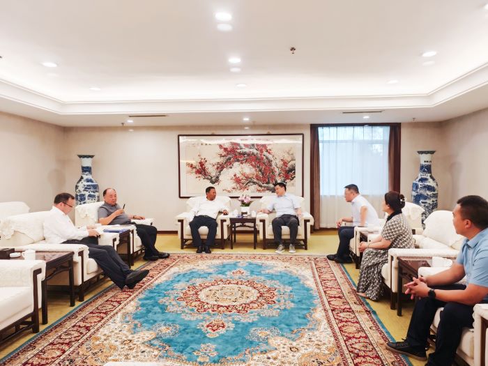 7月1日嚴(yán)昊與新疆博州黨委副書記、州長巴音克西會談1.jpg