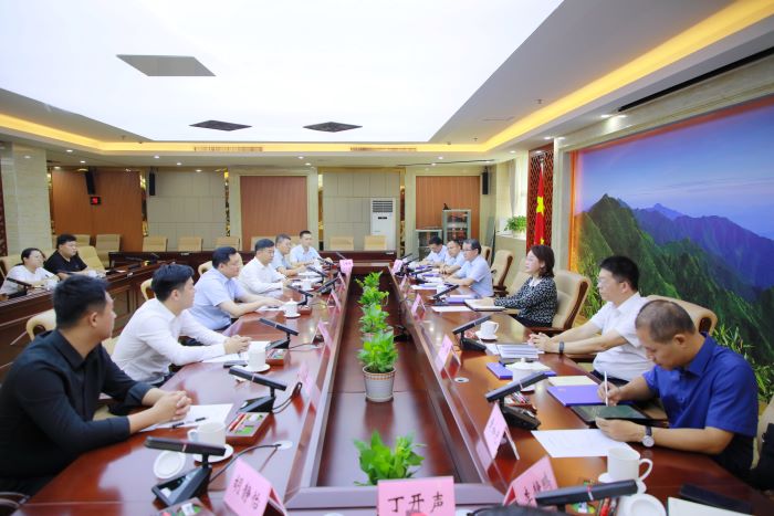 20240918嚴(yán)昊與廣西防城港市委書記黃江會談1.jpg