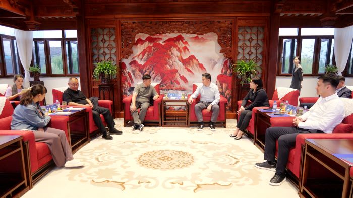 嚴(yán)昊與云南省普洱市思茅區(qū)委副書記、區(qū)長武詠健會談2.jpg